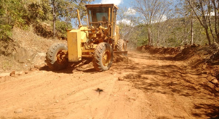 Equipes recuperam estrada vicinal que dá acesso ao Assentamento Mariana