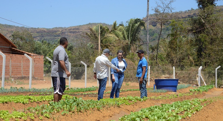 Prefeita visitou a Horta Comunitária de Taquaruçu acompanhada do secretário de Desenvolvimento Rural, Roberto Sahium