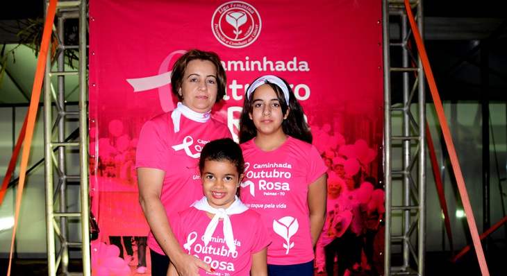 Mara Lúcia, do Senar,  levou suas duas filhas,  Ana Rita, de 12 anos, e Marcela, de oito anos, para apoiar a luta contra o câncer