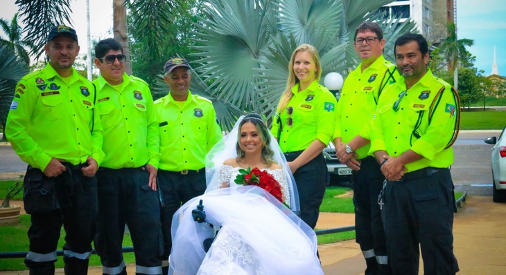 A presença dos agentes de Trânsito deixou a noiva surpresa, que agradeceu, reforçando a importância do trabalho que eles desempenham para salvar vidas