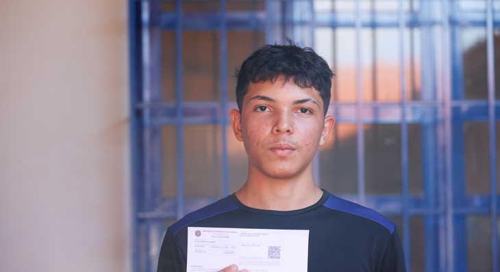 Elias Pereira Soares, de 16 anos, realizou a emissão da 1º via de seu título de eleitor no evento