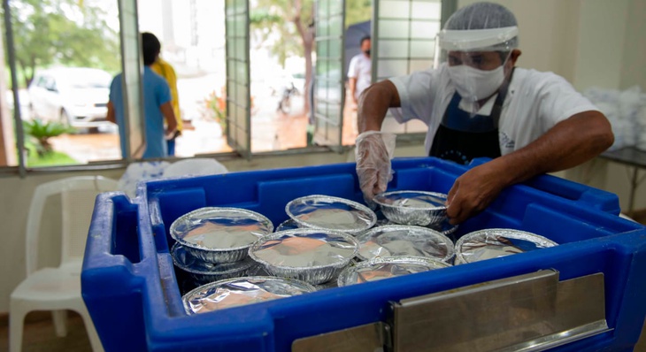 Usuários podem comprar refeições acondicionadas em marmitas nos restaurantes comunitários de Palmas
