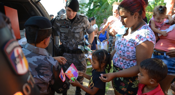 Crianças de Taquaruçu recebem presentes das mãos dos agentes da Rotam 