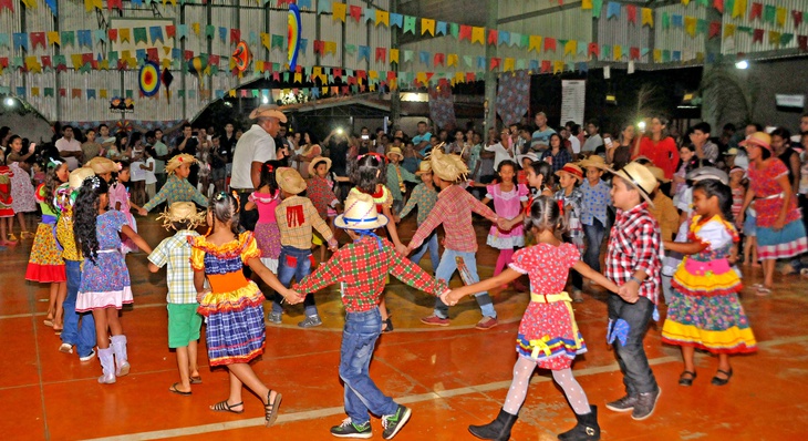 Escolas municipais promovem interação entre crianças e famílias por meio de festas juninas