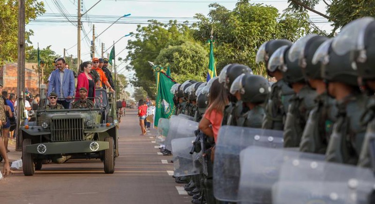 Prefeita Cinthia Ribeiro passa em revista às tropas acompanhada de autoridades civis e militares