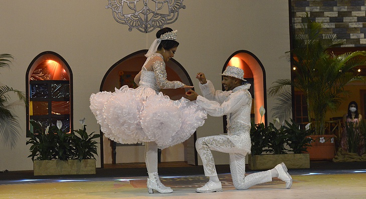 Casal de noivos da Coronéis da Sucupira apresentou o tema 'Amor Perfeito'