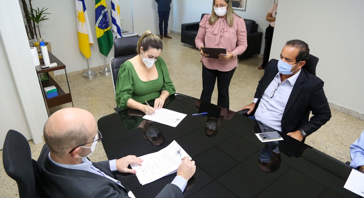 Com a presença do presidente da Fieto, Roberto Pires (d), foram assinadas duas ordens de serviço e uma autorização de reinício de atividades para 15 empreendimentos habitacionais