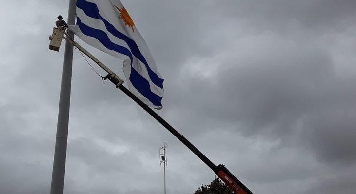 Bandeira a meio mastro expressa o sentimento de pesar da administração municipal