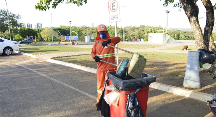 Albertino Rodrigues atua na limpeza urbana de Palmas há mais de uma década
