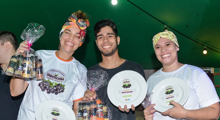 Vencedores da premiação simbólica ( esq p/ dir), Veronica Augusto, Victor Augusto que representou o Chef Diogo Diomedio, e a Mariana Ruskaia Bucar