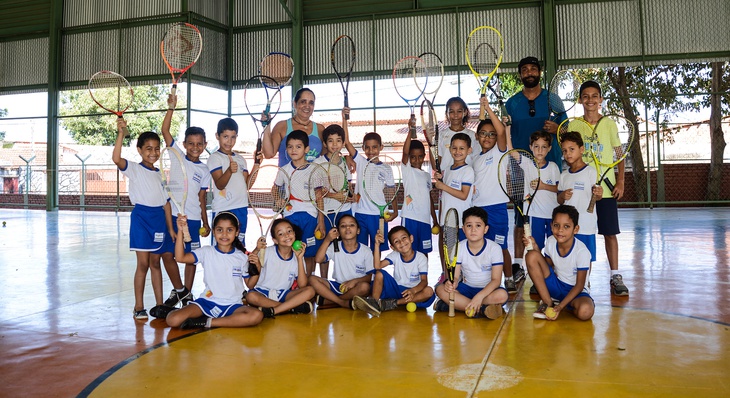 o projeto ‘Tênis Cidadão – Jogada Certa’, que atende 50 crianças do 1º e 2º ano do ensino fundamental da Escola Paulo Freire