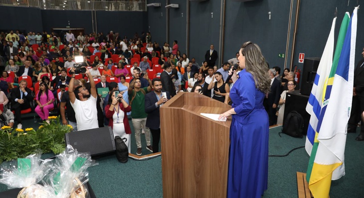 Prefeita de Palmas, Cinthia Ribeiro se emociona durante discurso em que é homenageada como cidadã palmense