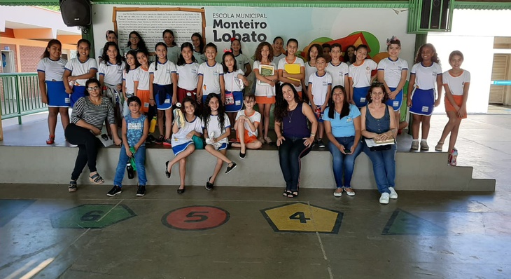 Alunos da Escola Monteiro Lobato envolvidos na Corrente do Bem