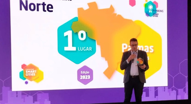 Lúcio Milhomem com premiação em mãos em que Palmas é destacada como 1ª posição na região Norte entre cidades mais inteligentes do País