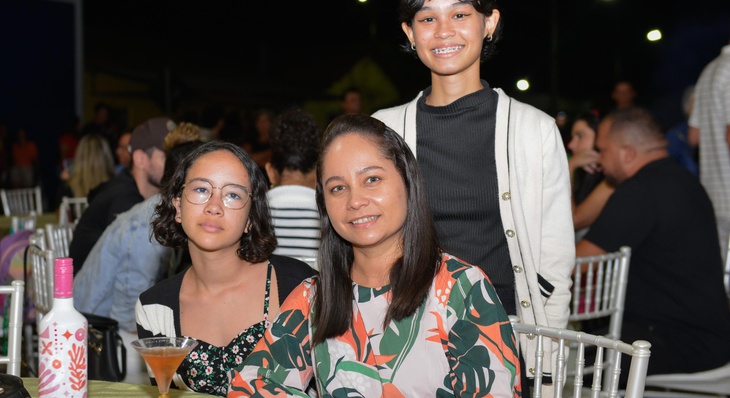 Jenifer Baptista e as filhas Daniela e Valentina aproveitaram a noite de domingo no Palmas Férias 2023, em  Taquaruçu.