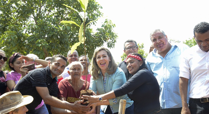 Orefeita Cinthia Ribeiro fez o plantio de árvores juntamente com a comunidade, como parte  do Programa MudaClima, que fora lançado nesta segunda, 11