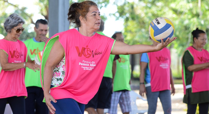 O projeto VóVôlei é uma das atividades esportivas que o Parque da Pessoa Idosa Francisco Xavier de Oliveira oferece aos seus frequentadores