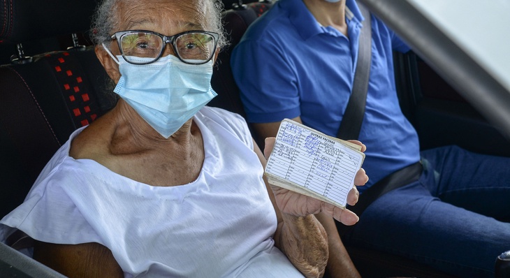 Maria Lurdes de Jesus Ribeiro, 88 anos, conta que acordou nas primeiras horas da manhã para tomar a vacina