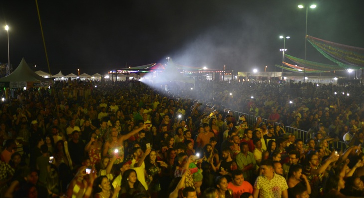 Um público estimado em mais de quatro mil pessoas dançou e cantou junto com a banda