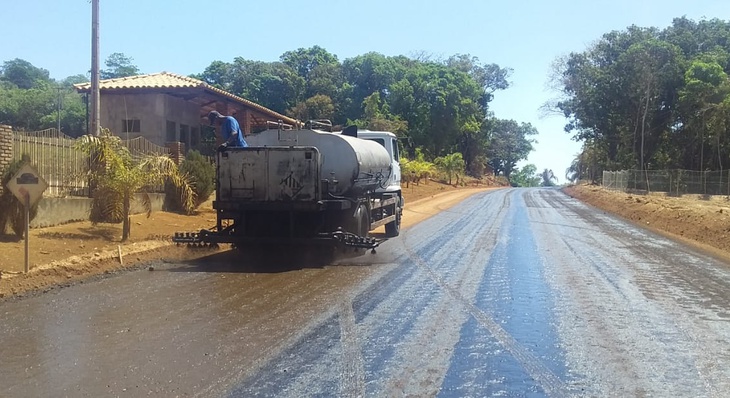 Início da imprimação de trecho de 300 metros de estrada que dá acesso à comunidade de pequenos produtores rurais em Taquaruçu