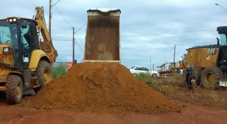 Reposição de material para terraplanagem em acesso prejudicado por erosão causada pela chuva