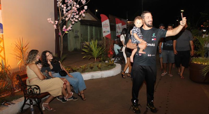 Eli de Souza aproveita o espaço decorado para fazer selfie com a família