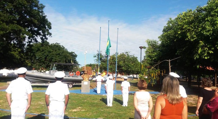 Praça da quadra leva o nome de Almirante Tamandaré - patrono da Marinha do Brasil 