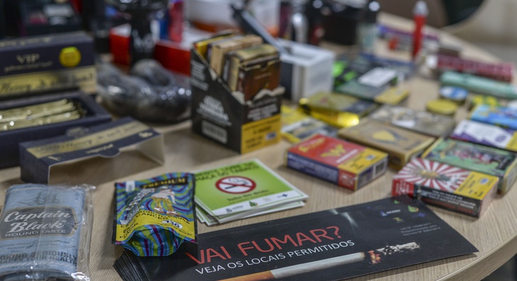 Exposição de produtos derivados do tabaco apreendidos pela Visa por estarem sendo comercializados de forma clandestina