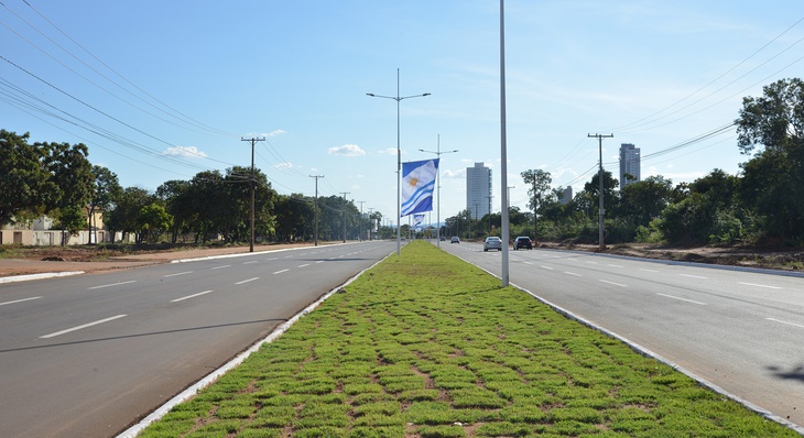 Avenida LO-05 está em fase de conclusão com implantação de paisagismo