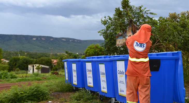 "Nos contêineres só podem ser colocados lixo doméstico”, ressaltou o superintendente de Serviços Públicos, Adão Maia
