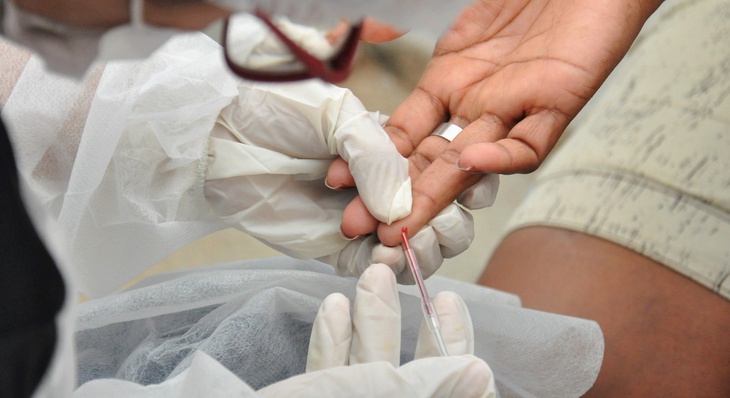 O resultado do teste rápido sai em 30 minutos e é capaz de detectar sífilis, HIV e hepatites B e C
