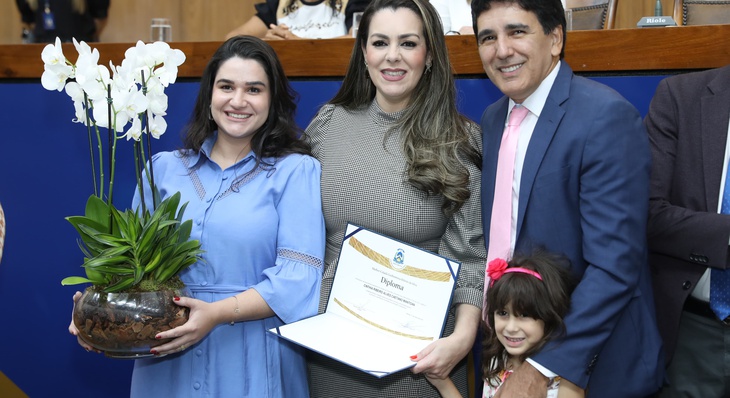 Diploma Mulher-Cidadã Guilhermina foi concedida à prefeita Cinthia (c) por indicação do deputado Júnior Geo