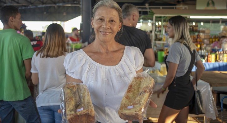 Flávia Kock  aposta no seu talento para produzir doces, pães e bolos, para o sustento da família