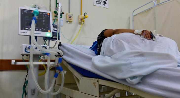 Paciente utilizando ventilador mecânico (respirador) em leito de estabilização na UPA Sul