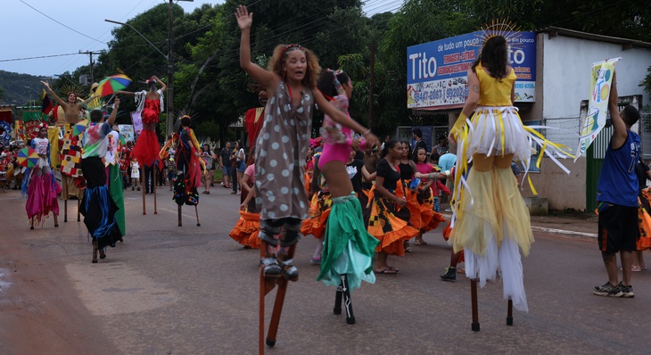 Apresentação dos pernas de pau levou diversão a folia em Taquaruçu
