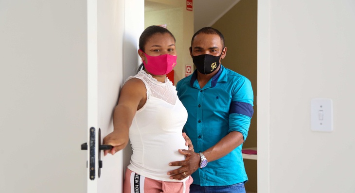 Grávida de seis meses, Claudiane Reis e o esposo, Quelcio Ribeiro, não esconderam a emoção ao receber as chaves do apartamento e poderem começar uma nova etapa em suas vidas