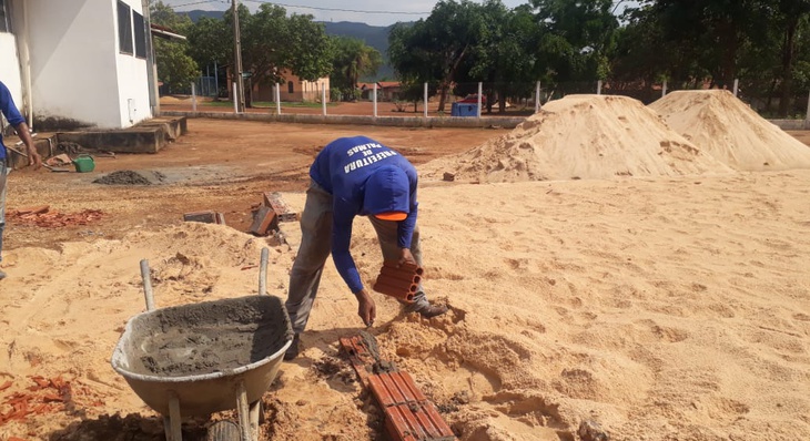 Quadra de areia sendo finalizada em Taquaruçu Grande 