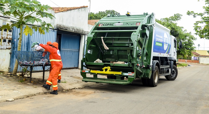 Diariamente caminhões de coleta recolhem de áreas comerciais e residenciais de Palmas, em média, 240 t de lixo 