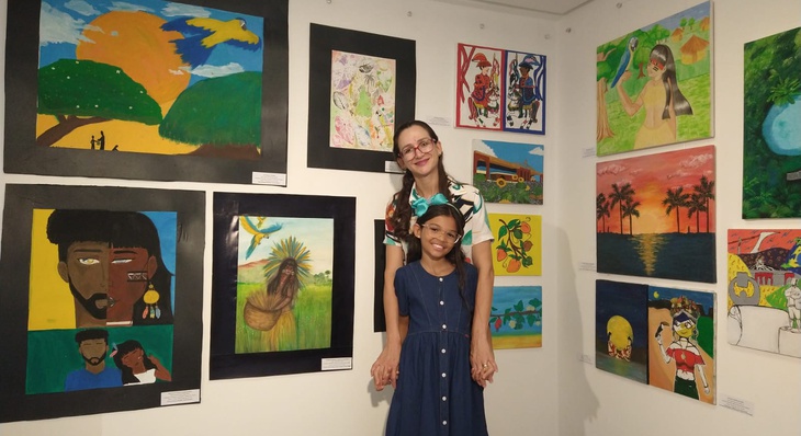 Professora Vanessa Rita com sua filha Manoela Rita, de 9 anos - "é muito bom ver um trabalho com tanta qualidade"