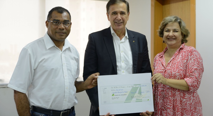 Amilson Silva, Marivaldo Gonçalves E Valquíria Rezende durante recebimento de doação