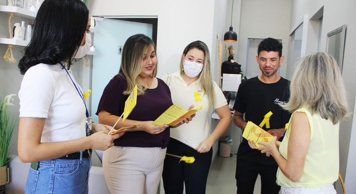 Semus realiza ação preventiva sobre hepatites virais em salões de beleza da capital