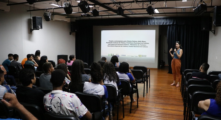 Participaram da sessão os alunos da Escola Estadual Vale do Sol e três turmas do Centro de Criatividade da Fundação Cultural de Palmas
