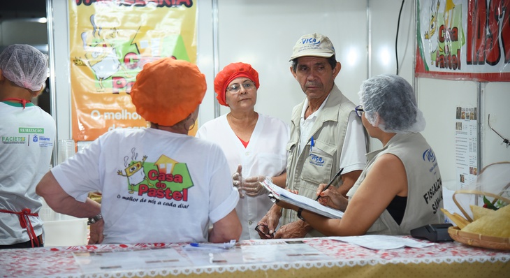Fiscais da Vigilância Sanitária inspecionam locais de vendas de alimentos no Capital da Fé