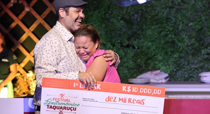 Emocionada, vencedora em 1º lugar na categoria Prato Doce, com Cake Cupuçaí, chef Paloma dos Santos comemora vitória