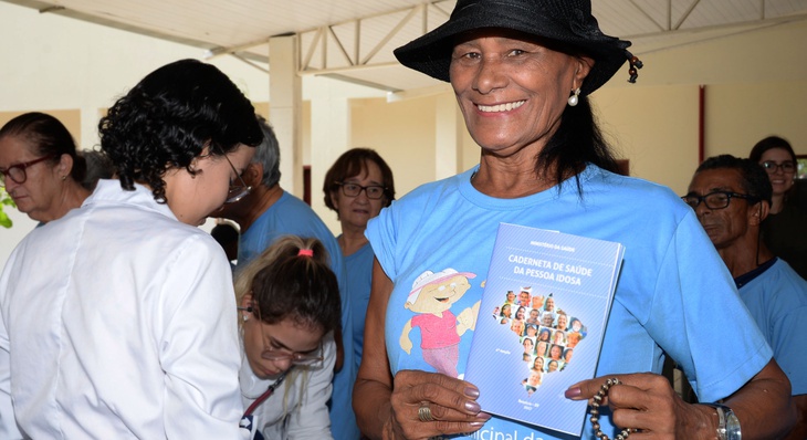 A aposentada Venecy Pereira recebeu sua caderneta a pessoa Idosa e está animada com as ações do parque