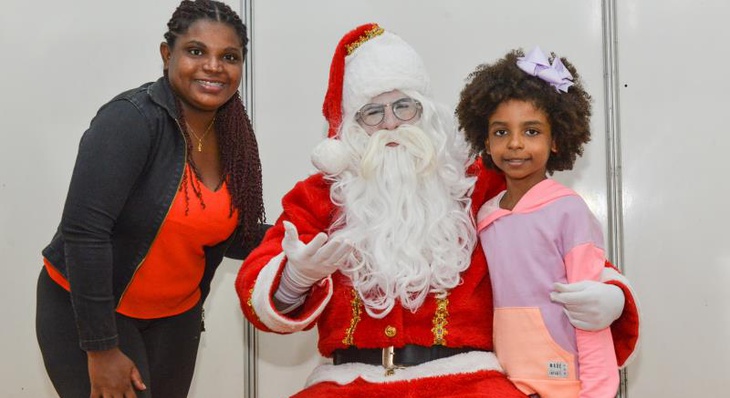 Moradoras de Buritirana, Luciana e a filha Cecília Nascimento registraram o momento com  Papai Noel