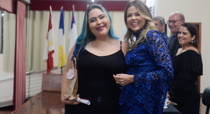 Enfermeira Juliana Maidana se especializou em Saúde da Família e Comunidade e recebeu um mimo da coord Karol Botelho