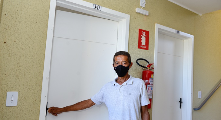 Manoel Neto durante vistoria do seu apartamento no Residencial Santo Amaro