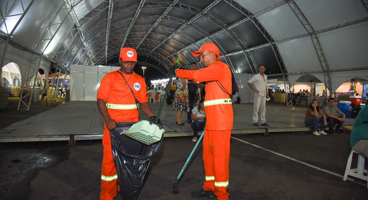 Os funcionários da limpeza pública, Antônio Pereira Xavier e Edson Silva Sousa, tiveram pouco trabalho nesta noite