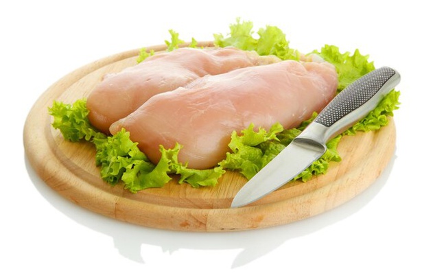 Quilo do peito de frango varia de R$ 14,50 a R$ 25,99 nos estabelecimentos pesquisados